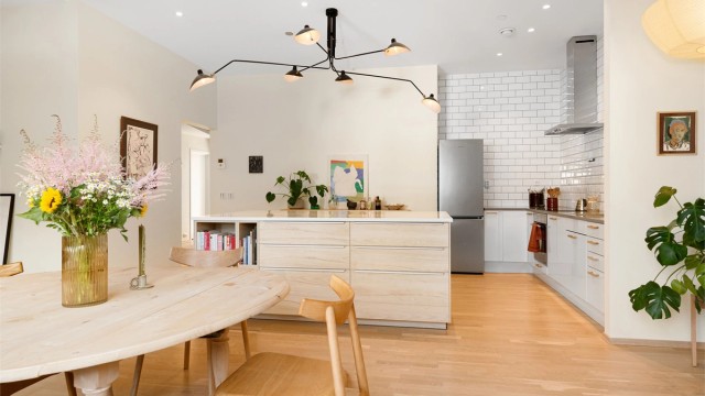 Kjøkkeninnredningen er fra Sigdal (2017) og har en stor kjøkkenøy fra Ikea som fungerer som et naturlig samlingspunkt.