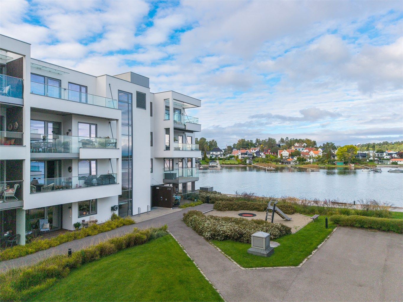 Moderne boligbygg oppført i 2020 i Strandveien 31D.