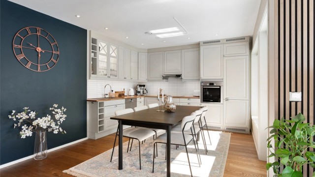 Pent kjøkken med innredning med profilerte fronter og laminat benkeplate med nedfelt oppvaskkum