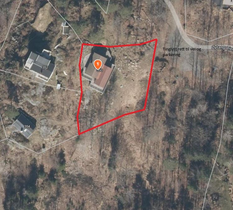 Eiendommen har tinglyst rett til vei og parkering. Tomtegrenser tegnet i rødt.