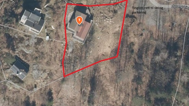 Eiendommen har tinglyst rett til vei og parkering. Tomtegrenser tegnet i rødt.