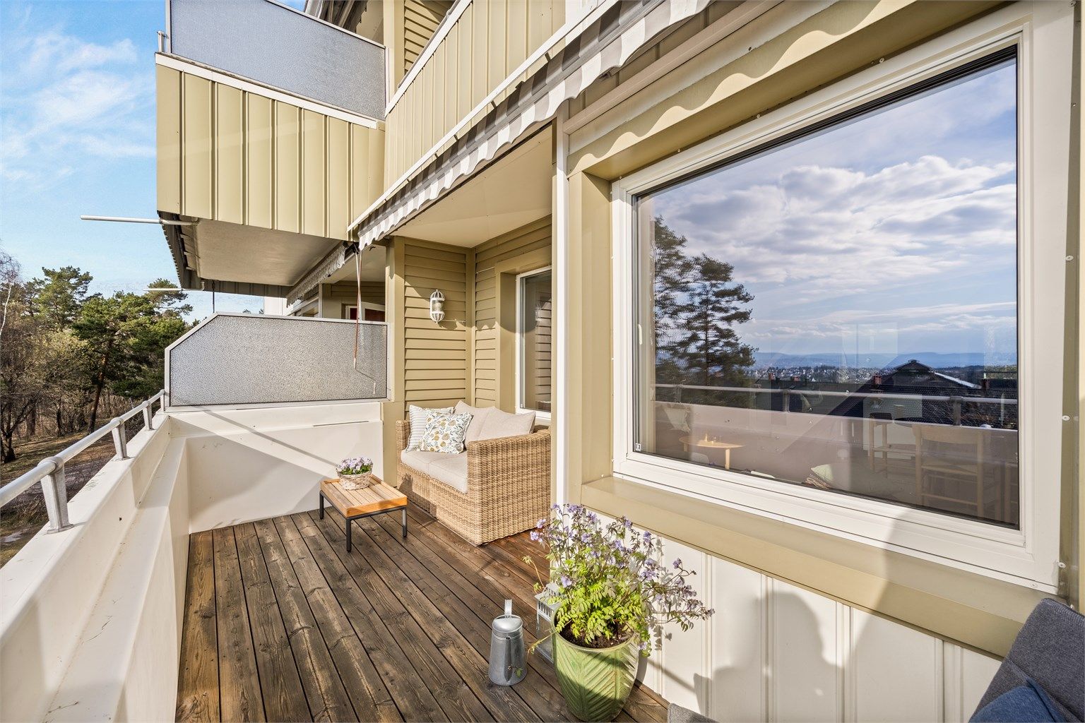 Balkongen er en usjenert og privat uteplass med gode solforhold.