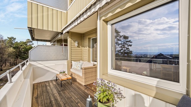 Balkongen er en usjenert og privat uteplass med gode solforhold.