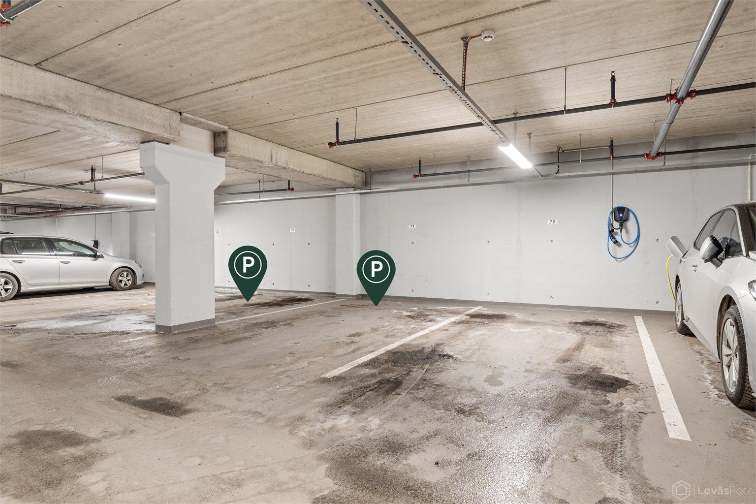 Leiligheten har 2 garasjeplasser i et stort garasjeanlegg (U2) med god plass til manøvrering. Det er direkte adkomst fra garasjeanlegget via heis og opp til leilighetens etasjeplan. Systemet leser bilskiltet og åpner garasjeportene automatisk