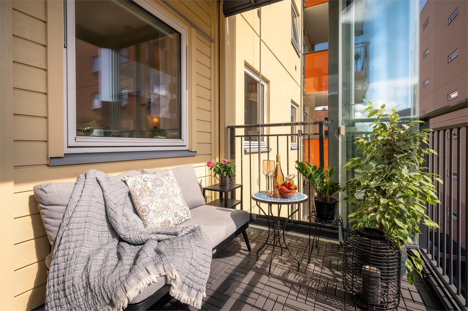  Balkongen er innglasset, noe som naturligvis forlenger sesongen. 