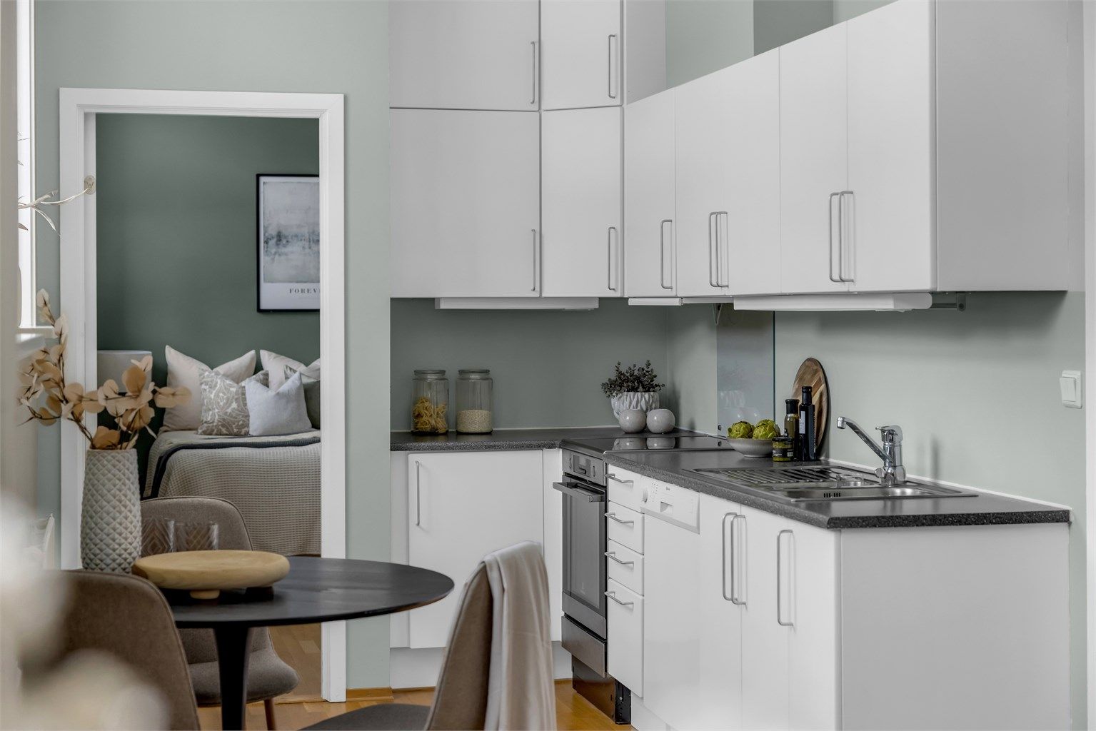 Leiligheten preges av rikelig med vinduer i alle rom, som i kombinasjon med takhøyden på 2,97 meter skaper en luftig og god romfølelse.  