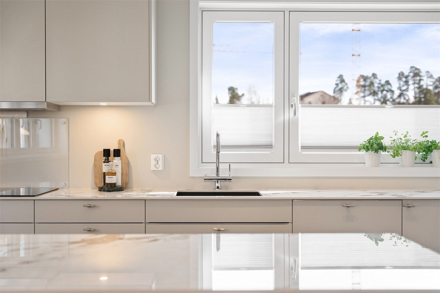 Kjøkkenet har underlimt kjøkkenvask som gir et elegant og praktisk uttrykk