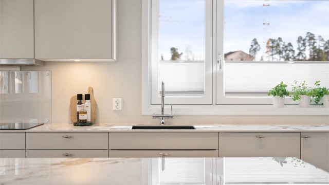 Kjøkkenet har underlimt kjøkkenvask som gir et elegant og praktisk uttrykk