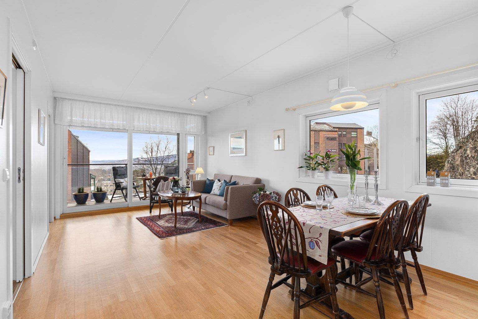 Flott 3-roms hjørneleilighet  fra 2006. 16 kvm overbygget balkong, Garasjeplass, Heis. Marka og buss i umiddelbar nærhet