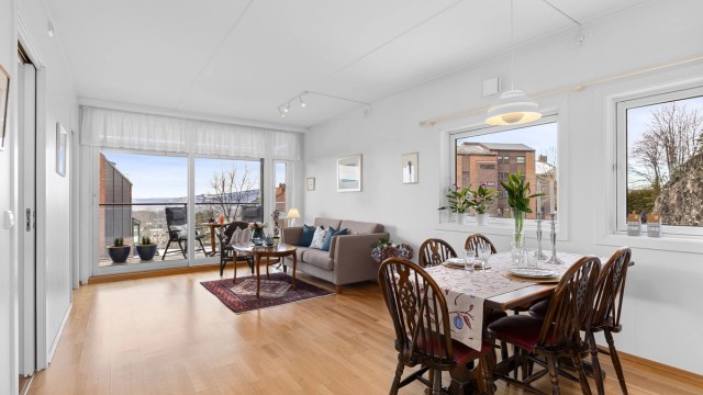 Flott 3-roms hjørneleilighet fra 2006. 16 kvm overbygget balkong, Garasjeplass, Heis. Marka og buss i umiddelbar nærhet