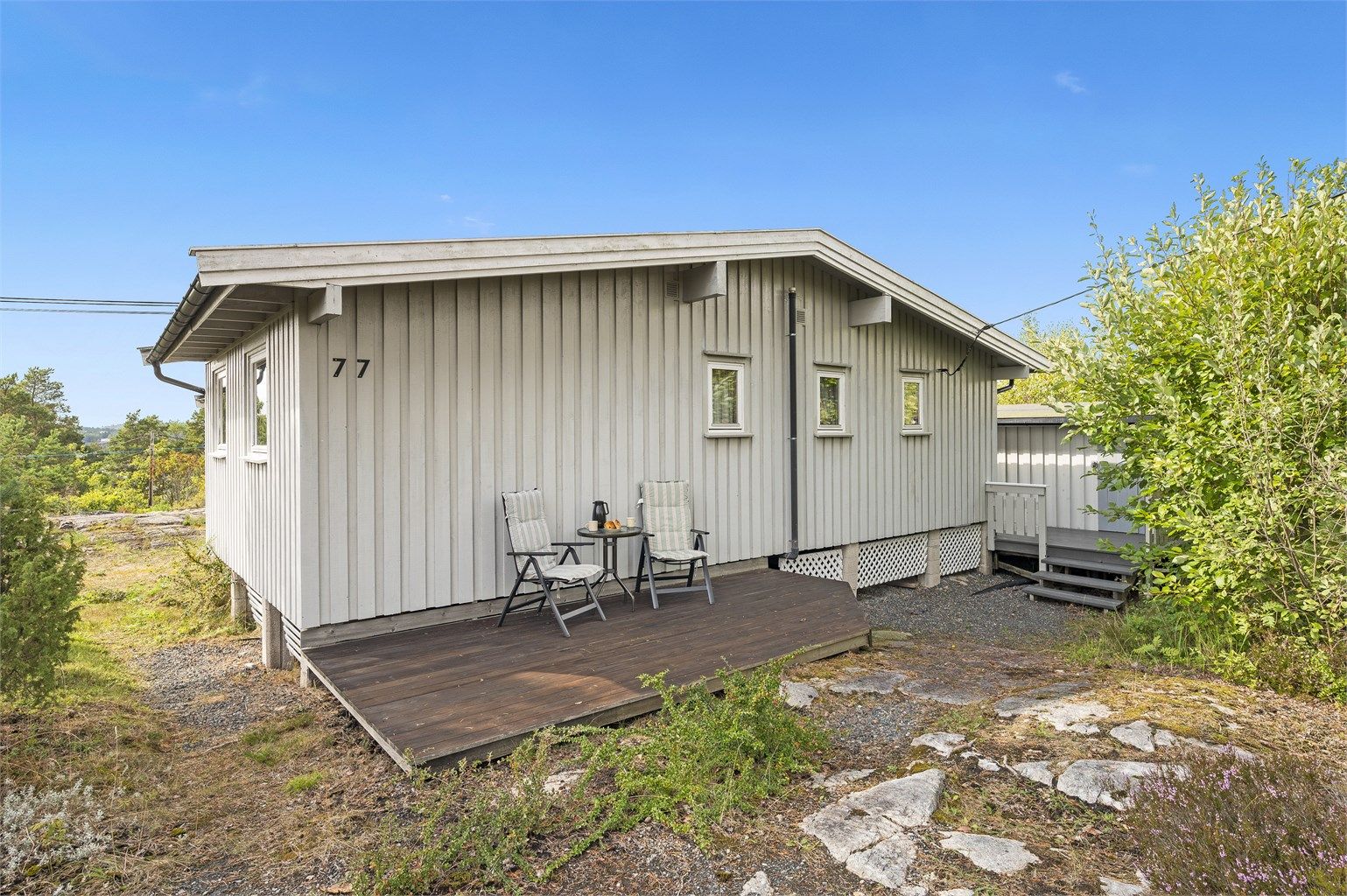 Lun og skjermet terrasse bak hytta. 