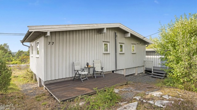 Lun og skjermet terrasse bak hytta.