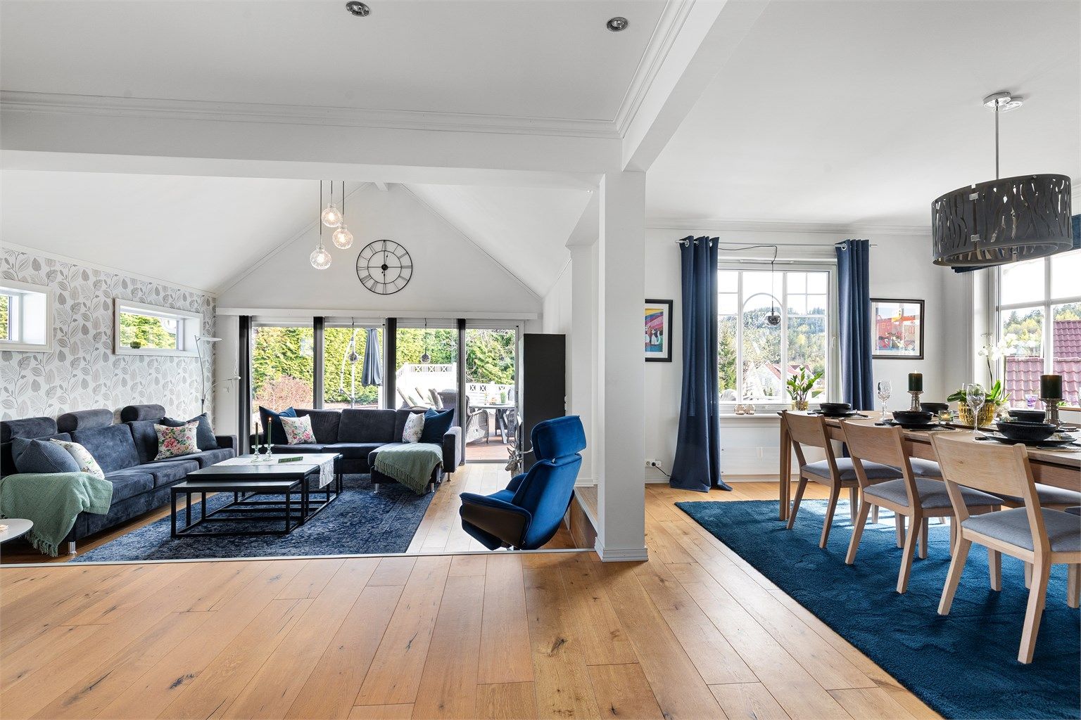 En stor og luftig stue med flere møbleringsmuligheter - Bilder ved Eiendomsfoto AS Stener Widnes