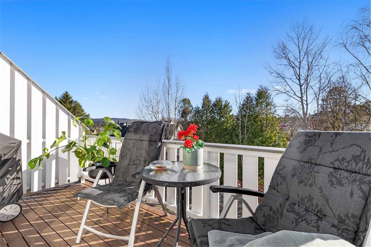 Sørvendt balkong på 7 kvm som passer perfekt på varmere dager.