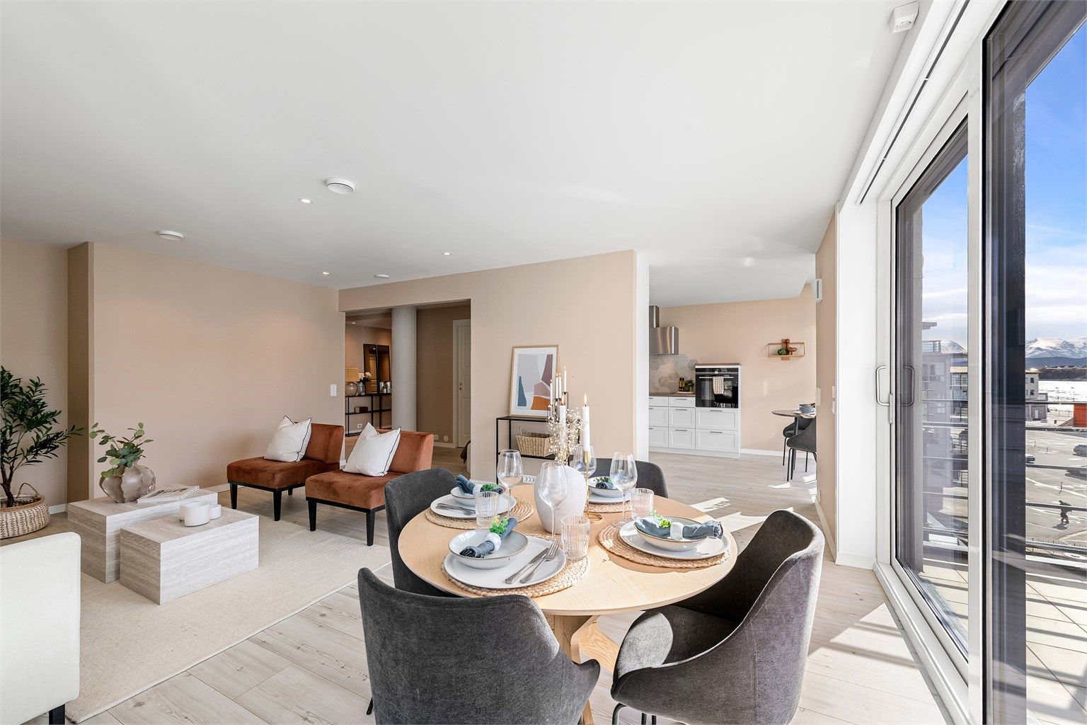 Den gjennomgående planløsningen gir en god romfølelse og binder de sosiale sonene sammen