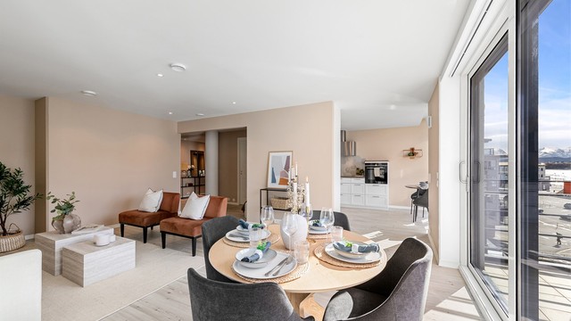 Den gjennomgående planløsningen gir en god romfølelse og binder de sosiale sonene sammen