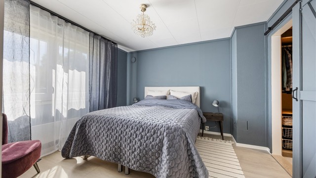 Hovedsoverommet i underetasjen har god plass til dobbeltseng.