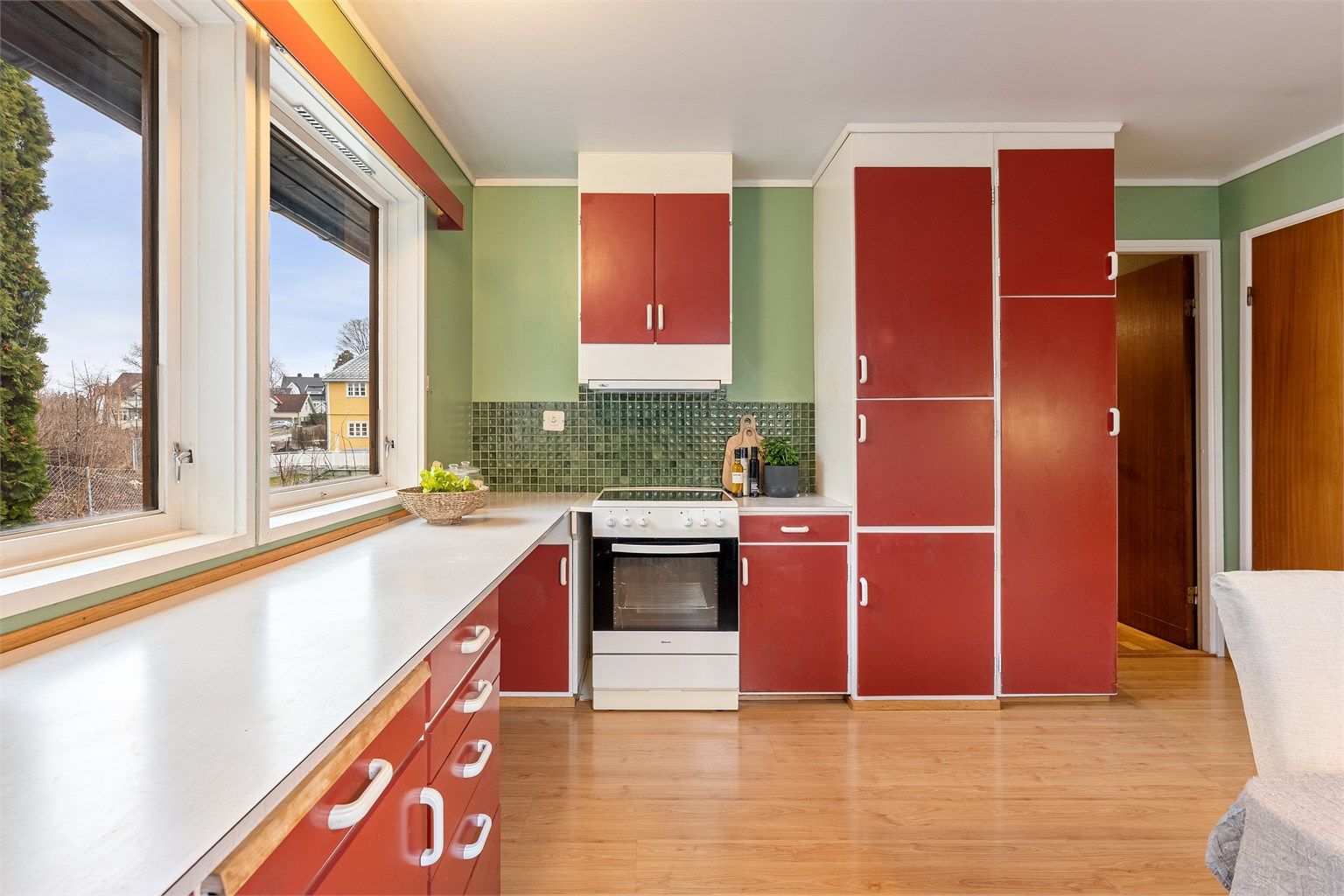 Innredningen har glatte fronter og en slitesterk benkeplate med laminert overflate.