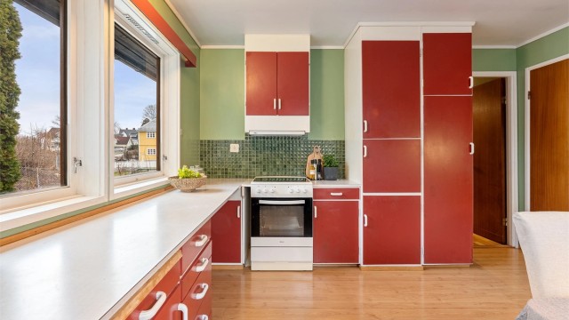 Innredningen har glatte fronter og en slitesterk benkeplate med laminert overflate.