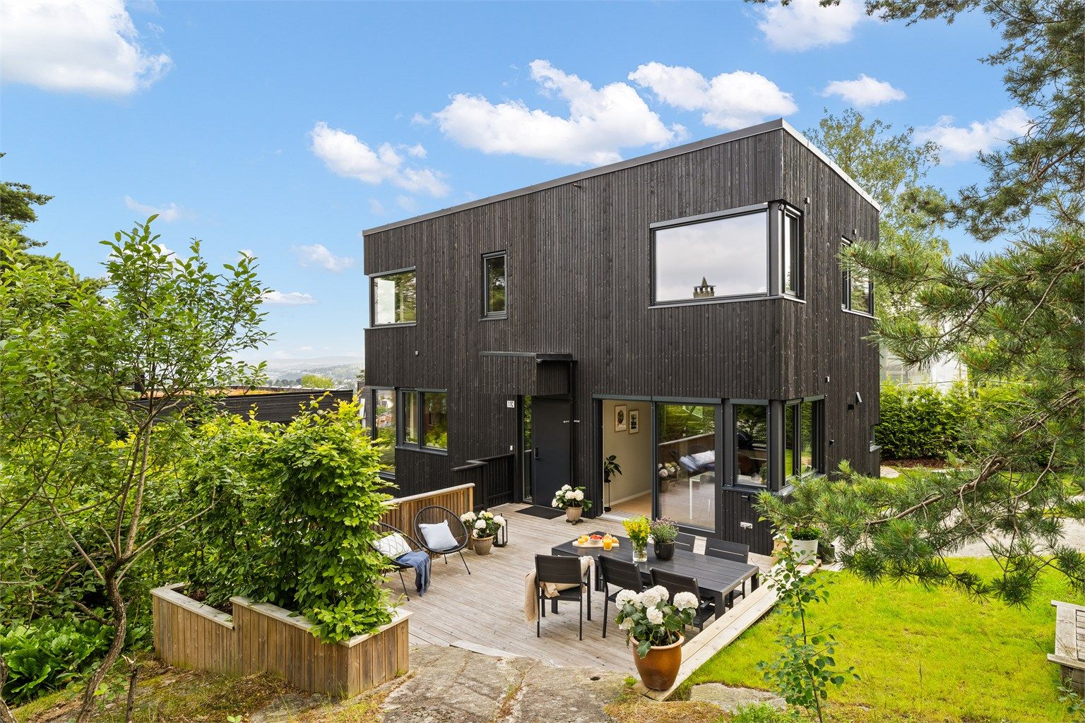 Direkte adkomst fra kjøkken til flotte uteområder.