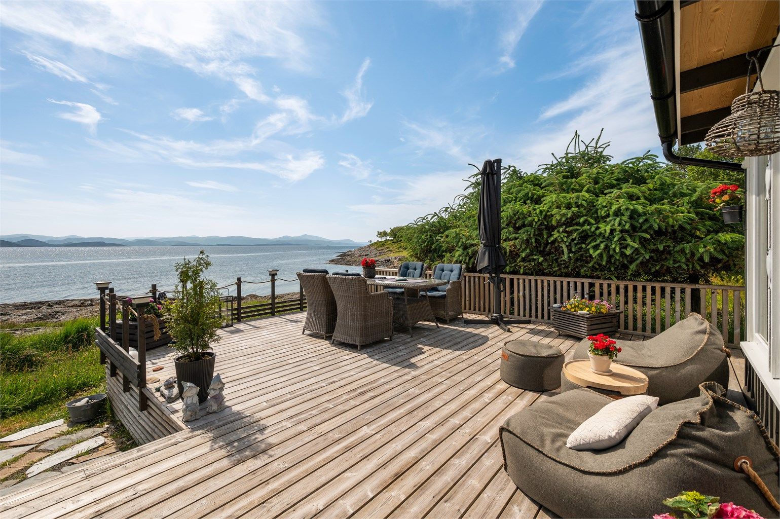 Videre har eiendommen rett på naust og båtstø etter anvisning av grunneier.