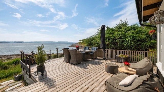 Videre har eiendommen rett på naust og båtstø etter anvisning av grunneier.