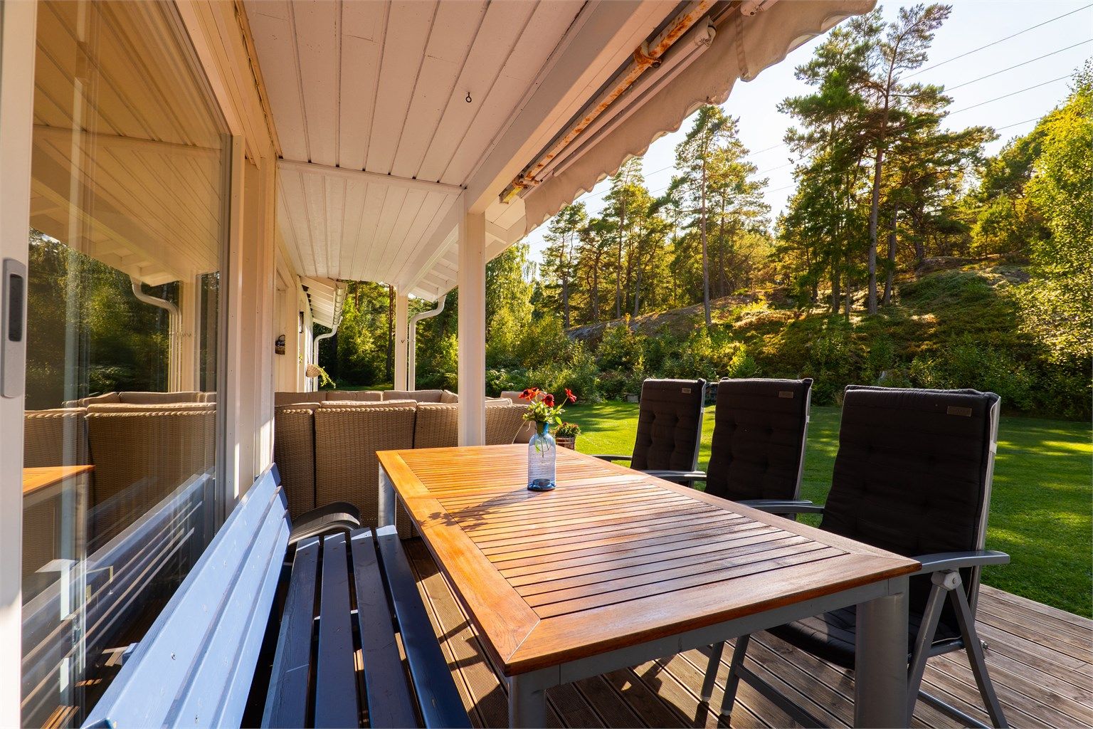 På terrassen har du utsyn over hagen hvor det er masse plass til leker og spill.