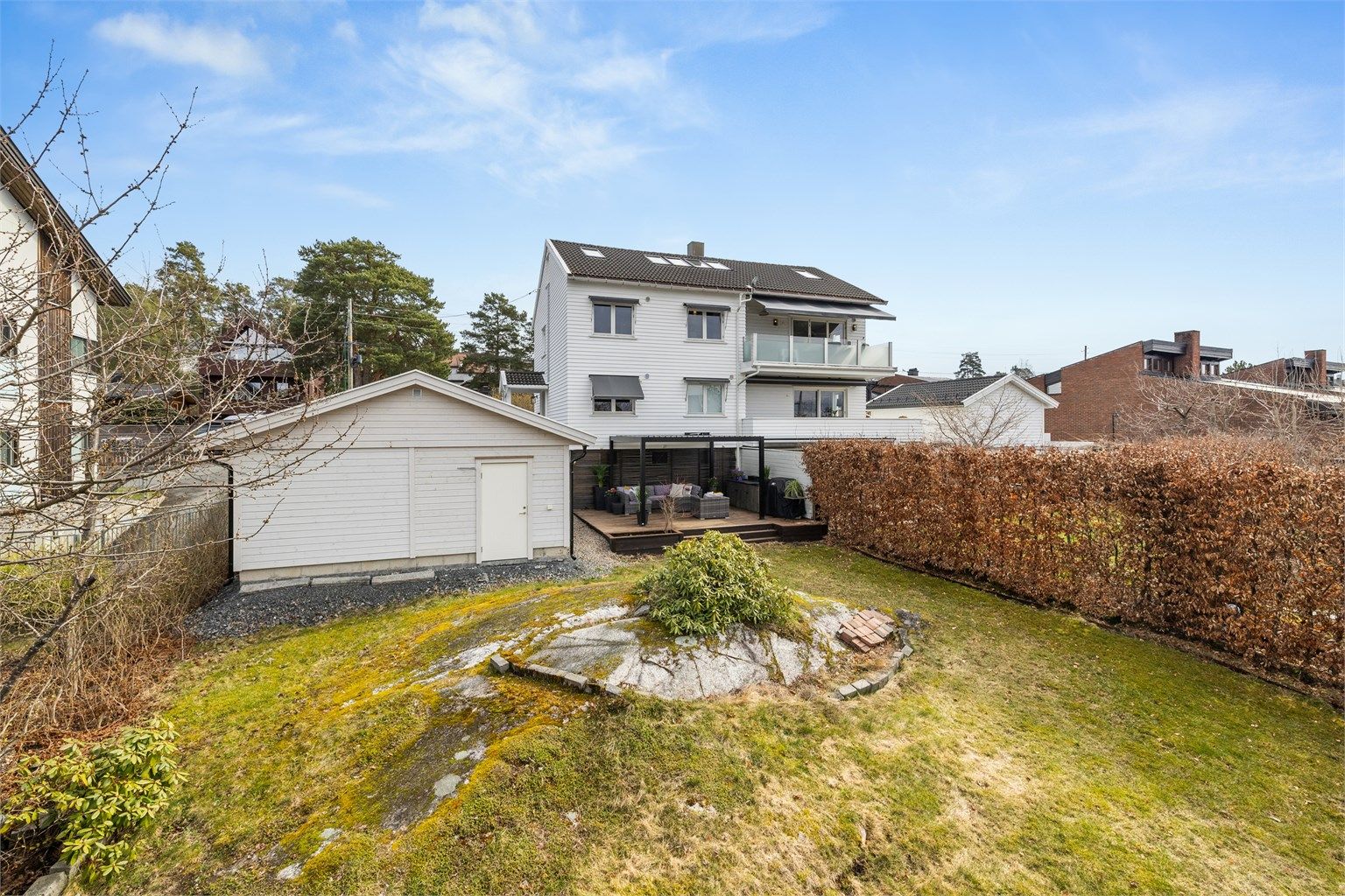 Boligen har en privat og solrik hage med flere uteplasser, inkludert en nyere pergola og store markterrasser på totalt 56 m².