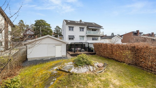 Boligen har en privat og solrik hage med flere uteplasser, inkludert en nyere pergola og store markterrasser på totalt 56 m².