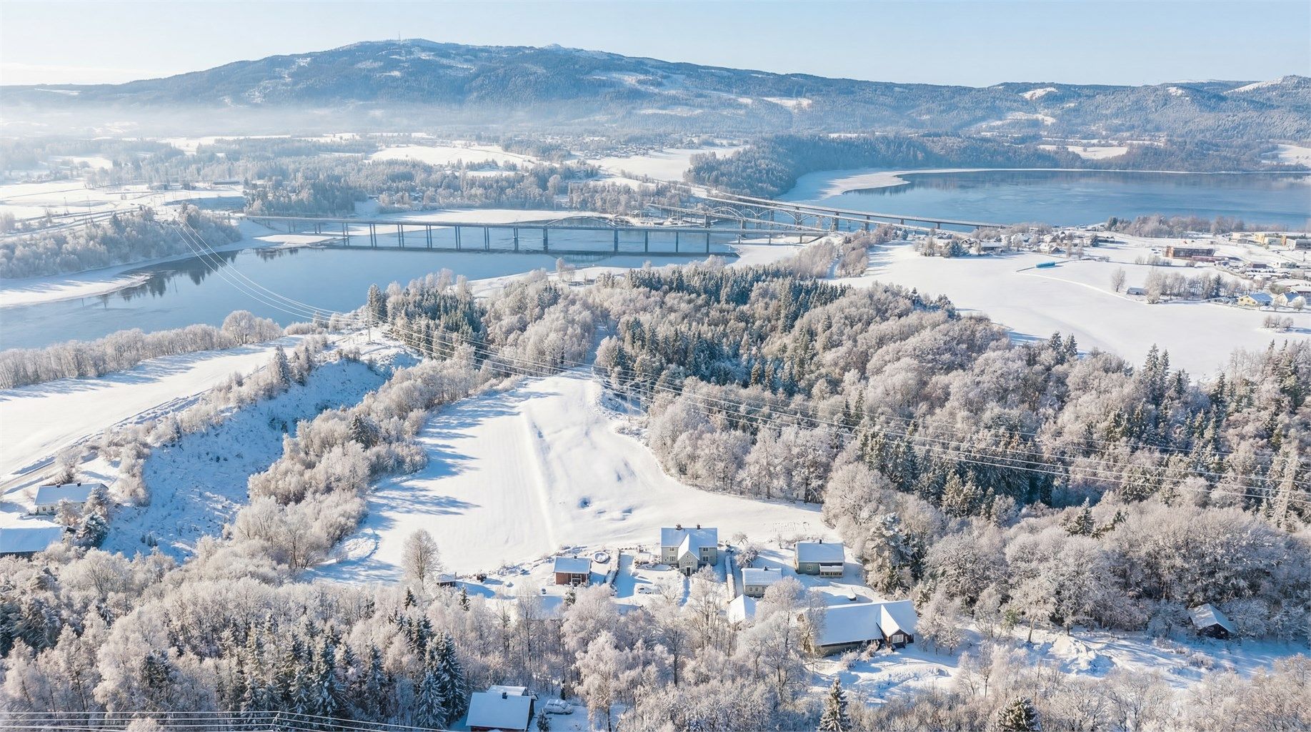 Eiendommen ligger rett ved Mjøsa og Vorma, samt gode turmuligheter på Mistberget og Ninabben. (Illustrasjonsbilde)