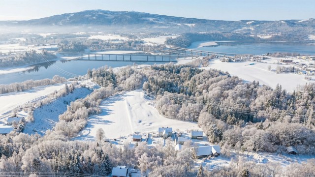 Eiendommen ligger rett ved Mjøsa og Vorma, samt gode turmuligheter på Mistberget og Ninabben. (Illustrasjonsbilde)