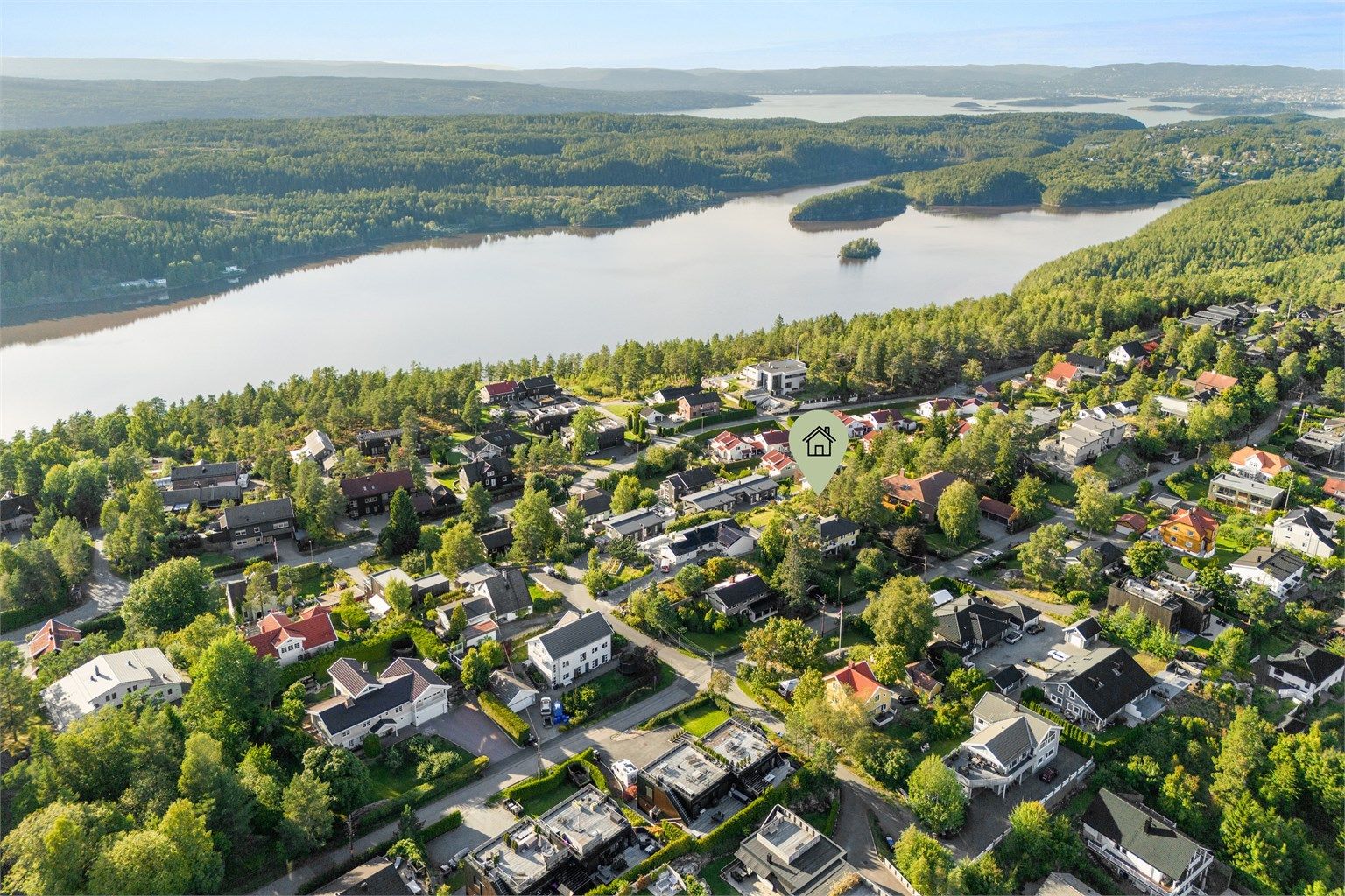 Eiendommen ligger på Toppen av Myrvoll i et rolig, trygt og barnevennlig boområdet.