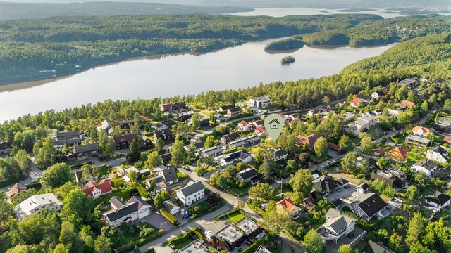 Eiendommen ligger på Toppen av Myrvoll i et rolig, trygt og barnevennlig boområdet.