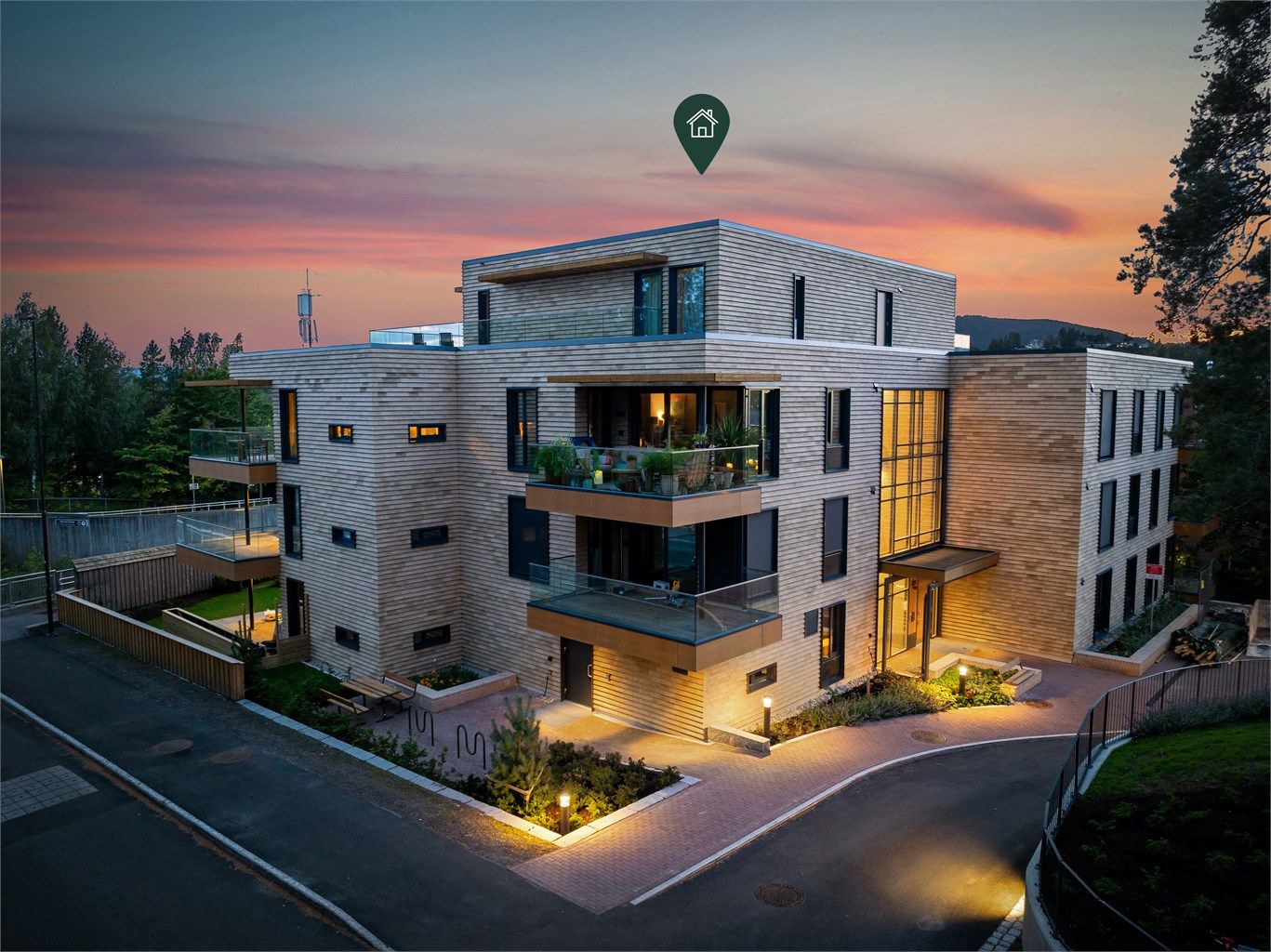 Boligen ligger i et attraktivt område med kort avstand til alt du trenger. Her har du nærhet til offentlig transport, butikker, restauranter, kafeer og rekreasjonsområder