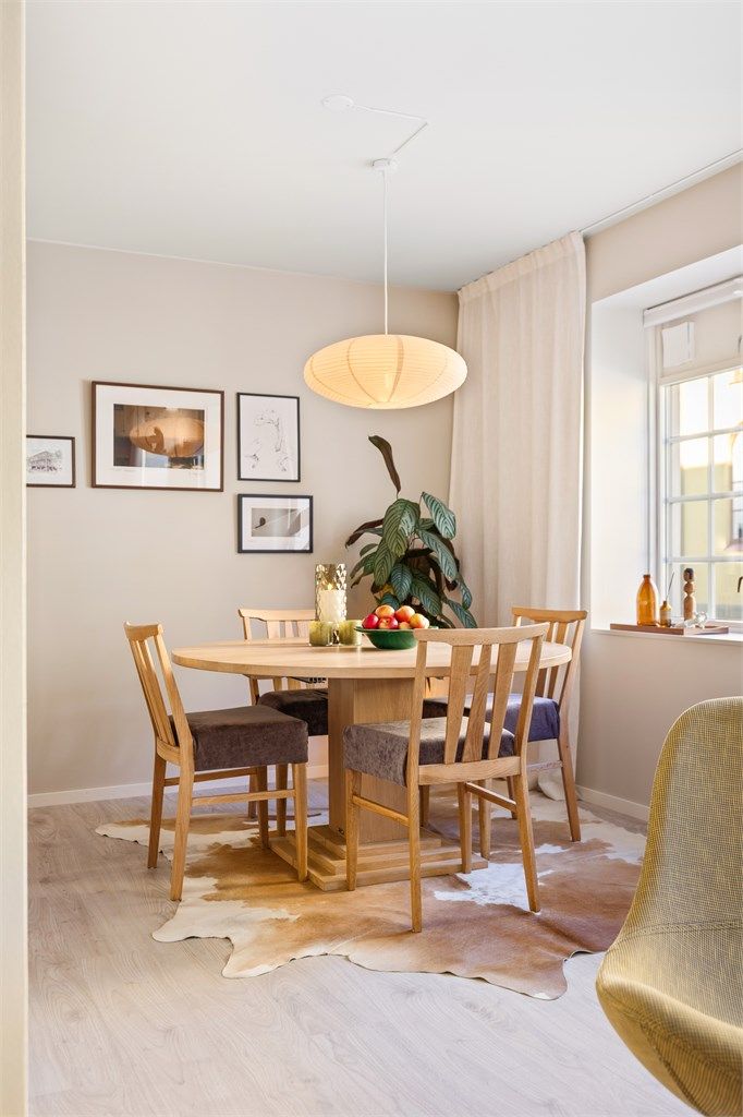 Rommet har et areal, som er oppmålt til ca 22m² og har gulvflater belagt med laminat (og gulvvarme), malte vegg- og takflater i tidsriktig og moderne farge