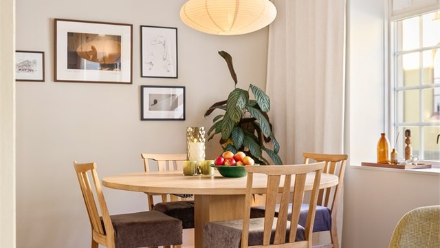 Rommet har et areal, som er oppmålt til ca 22m² og har gulvflater belagt med laminat (og gulvvarme), malte vegg- og takflater i tidsriktig og moderne farge