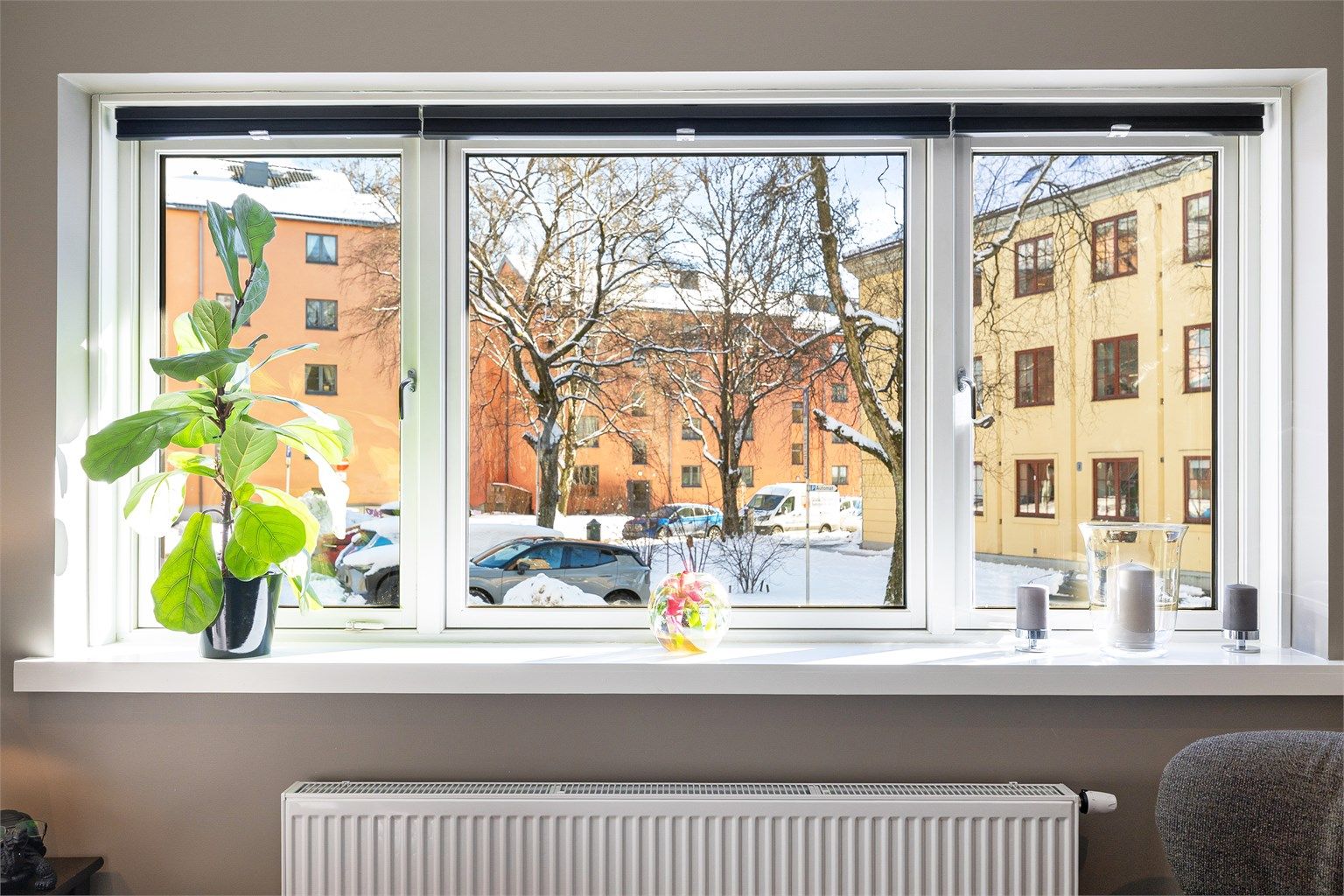 Vinduene er fra 2006 og har to-lags glass, som bidrar til god isolasjon.