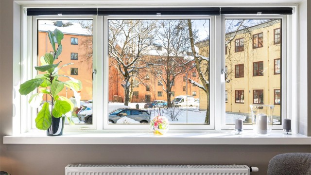 Vinduene er fra 2006 og har to-lags glass, som bidrar til god isolasjon.