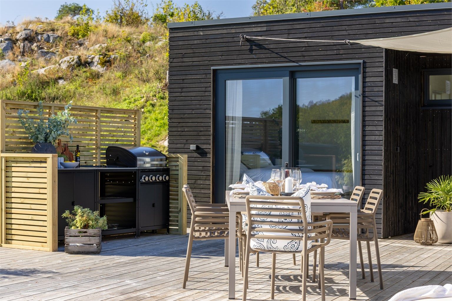 En egen sone på terrassen er tilrettelagt for utekjøkken og grilling.