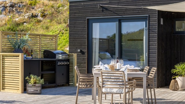 En egen sone på terrassen er tilrettelagt for utekjøkken og grilling.