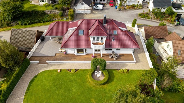 Dronebilde av eiendommen og hagen sett ovenfra