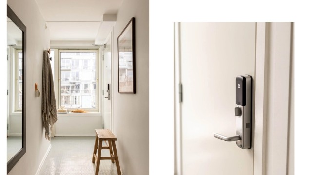 Entré med lysmalte veggflater og god plass til jakker og sko