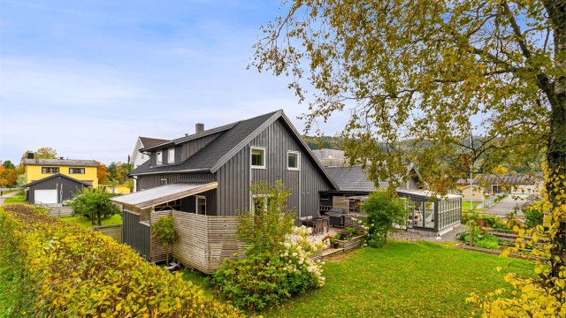 Innholdsrik enebolig over to plan og kjeller, med opparbeidet tomt og skjermede uteplasser. Brannstige fra soverom i 2. etasje.