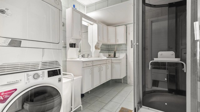 Det er opplegg for vaskemaskin og tørketrommel på badet.