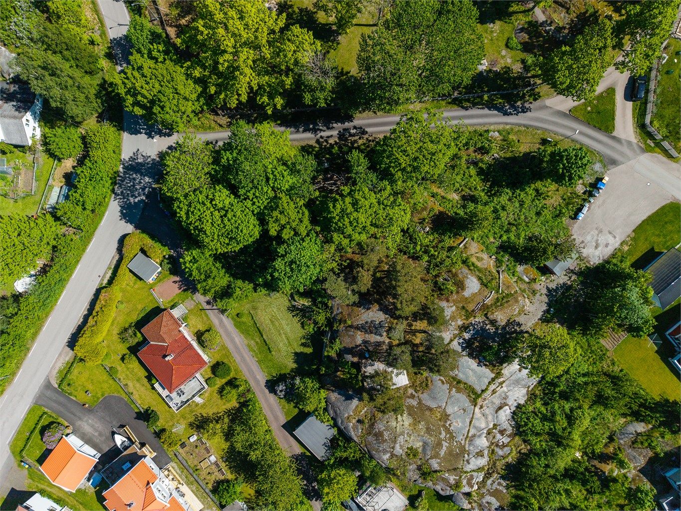 Eiendommen ligger i et rolig og etablert område, med kort vei til sjøen og umiddelbar nærhet til idylliske friområder og turløyper, som gir svært gode rekreasjonsmuligheter året rundt.