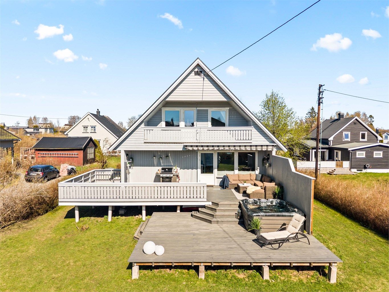 Boligen er vesentlig oppgradert med blant annet nyere vinduer, taktekking fra 2010 og en stor terrasse på 67 m².