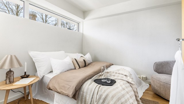 Vinduer høyt på veggen begrenser innsyn og gir samtidig overlys til hovedsoverommet.