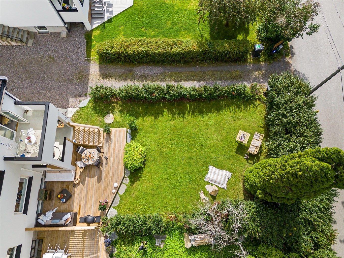 Her har du vestvendt balkong, utgang til egen hagedel og parkeringsplass med elbillader