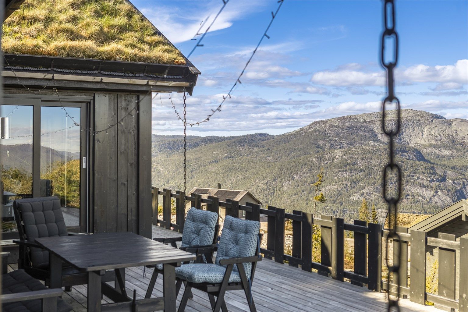 Fra terrassen er det en flott utsikt over fjellene og nærområdet.