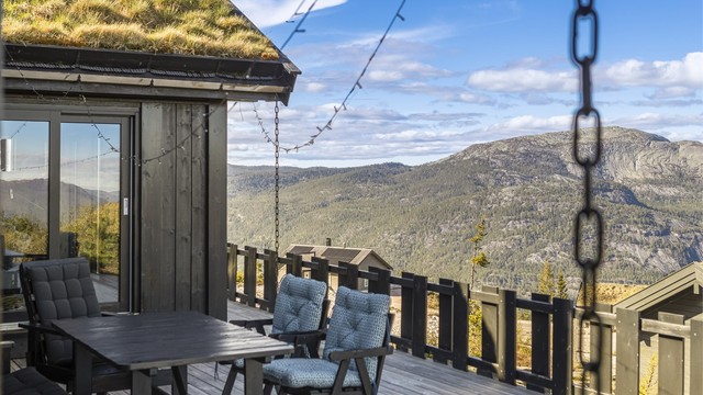 Fra terrassen er det en flott utsikt over fjellene og nærområdet.